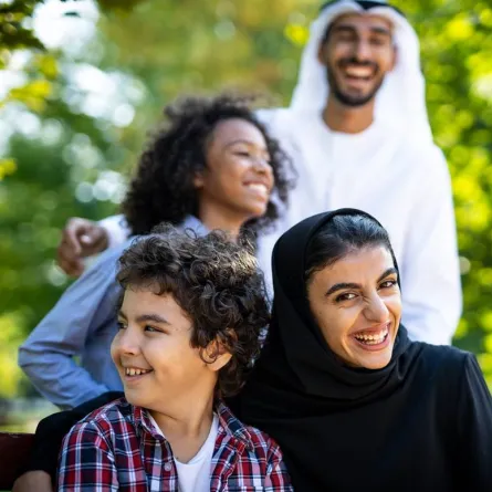 صورة لعائلة خرجت لتكريم الأم برعاية الأب