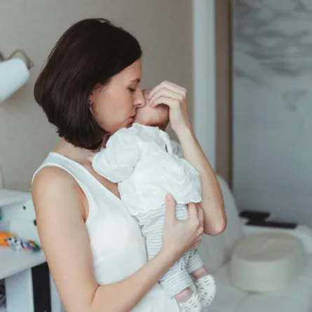 صورة لأم تحمل طفلها