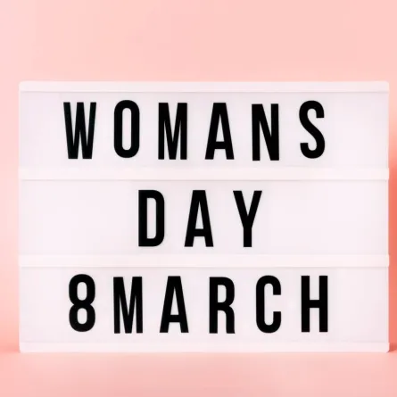 صورة تعبر عن أهمية يوم المرأة العالمي في الثامن من آذار