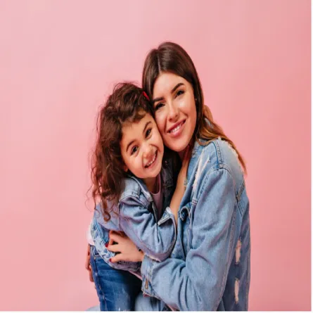 صورة  لأم تحتضن طفلتها