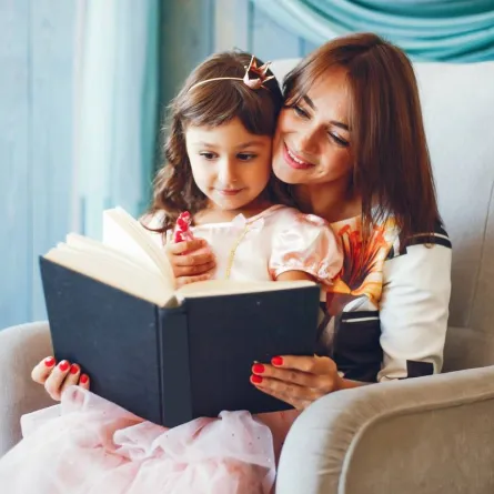 صورة أم تقرأ مع ابنتها
