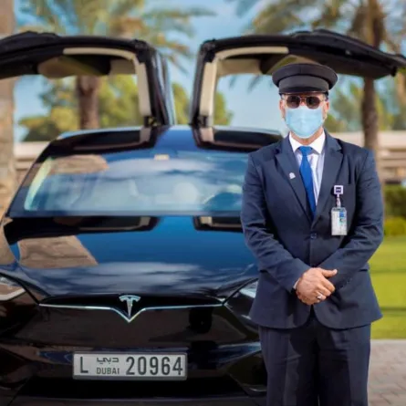 طرق دبي ترفع العمر التشغيلي لمركبات قطاع النقل الفاخر - الصورة من وام