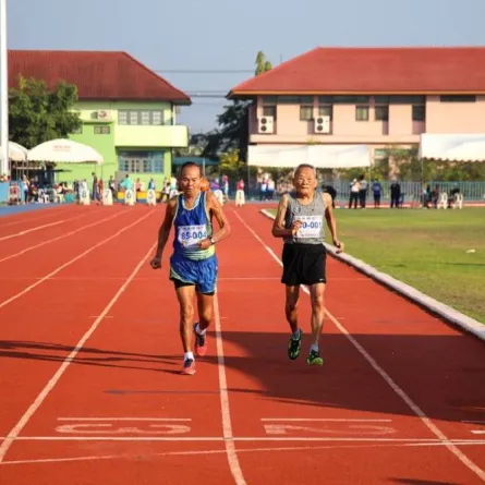 الرياضي التايلاندي يمارس رياضة الجري