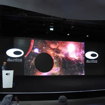 الدكتور محمد قاسم أثناء الجلسة الحوارية بمتحف المستقبل - الصورة من حساب المتحف على تويتر