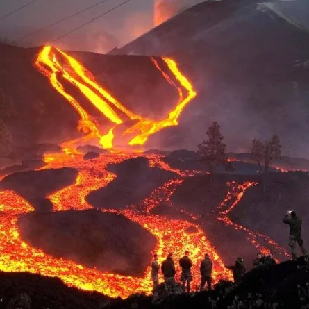 صورة الثوران البركاني في جزيرة لا بالما
