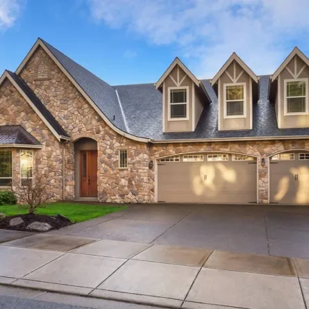 واجهة حجريّة لفيلّا حديثة