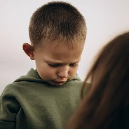 صورة لطفل تبدو عليه علامات الضيق من سيطرة الأم