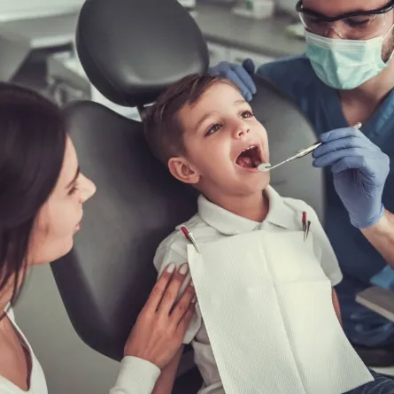 صورة لطبيب اسنان يفحص الطفل