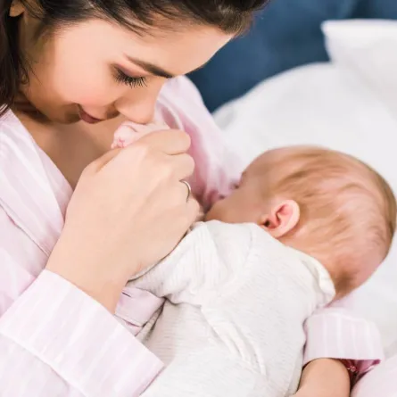 صورة لمولود يرضع