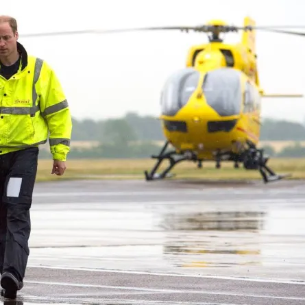 الأمير ويليام يقود الطائرة بنفسه - الصورة من موقع Vanity Fair