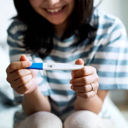 صورة لحامل تشعر بالسعادة وتحسب لحملها من يوم التحليل