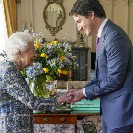 الملكة إليزابيث تستقبل رئيس الوزراء الكندي- الصورة من موقع Royal Central