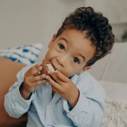 طفل يأكل السكريات