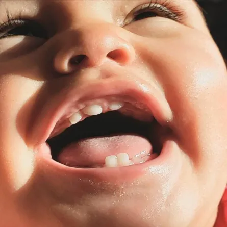 صورة لرضيع بدأت تظهر أسنانه اللبنية