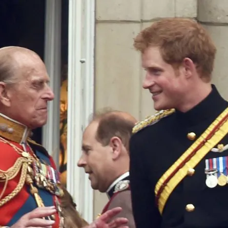 الأمير هاري إلى جانب جده الراحل الأمير فيليب - الصورة من موقع Sky News