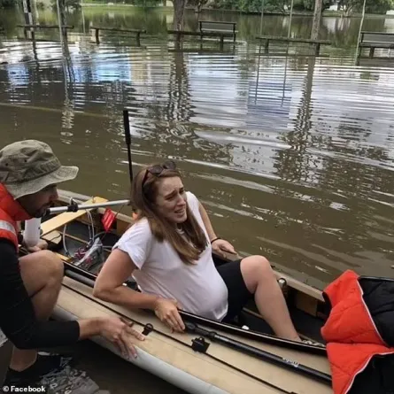 أسترالية تلد وسط مياه الفيضانات