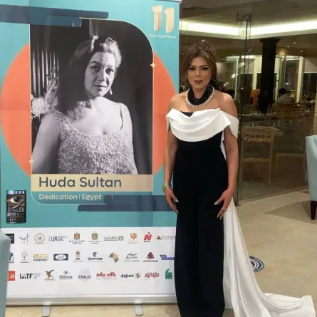 ناهد السباعي بجوار صورة جدتها هدى سلطان - الصورة من حسابها على انستغرام