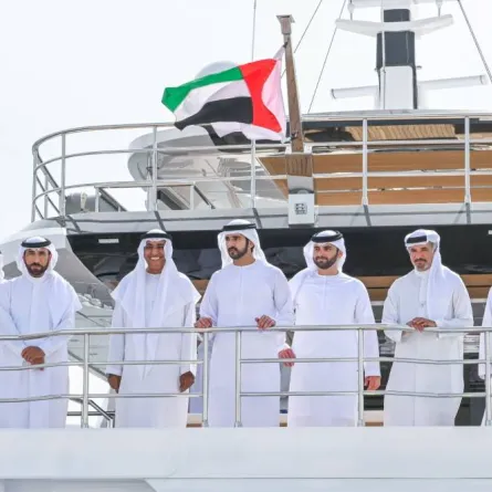 ولي عهد دبي أثناء جولته داخل المعرض - الصورة من وام