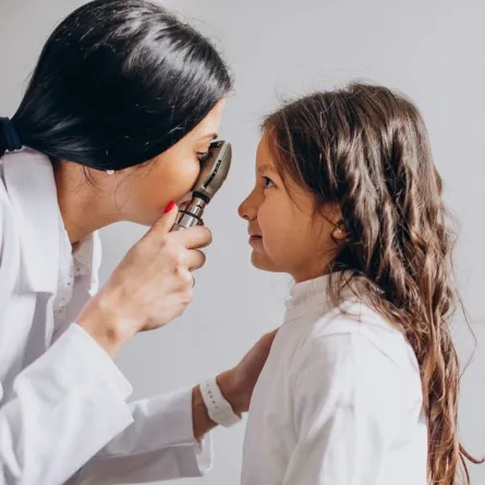 صورة لفحص عيني طفلة