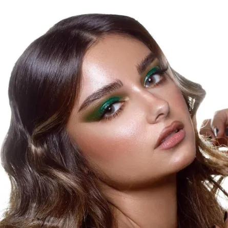 مكياج عيون باللون الأخضر والذهبي للعروس