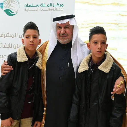 الربيعة يلتقي بتوأم سيامي أردني بعد 12 عاما من فصلهما - الصورة من واس