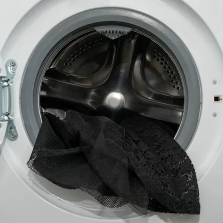 كلما قلّ وقت غسيل الملابس السوداء، تقلّصت فرص بهتان اللون