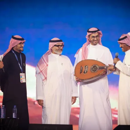 تكريم خالد عبدالرحمن بعود من ذهب - الصورة  من المركز الإعلامي لبنش مارك