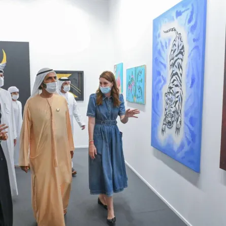 الشيخ محمد بن راشد خلال زيارته لمعرض "آرت دبي"- الصورة من حساب حاكم دبي على تويتر