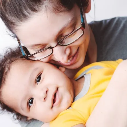 صورة للارتباط العاطفي بين الأم وطفلها