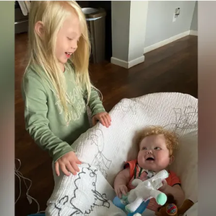 أيستون مع شقيقته. الصورة من cnn