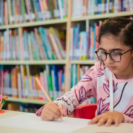 يستهدف برنامج "مكتبة" الطلاب والصغار واليافعين. الصورة من "وام"