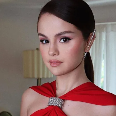 مجوهرات سيلينا غوميز-الصورة من حساب 𝙏𝙤𝙢 𝘽𝙖𝙘𝙝𝙞𝙠 Nails على انستغرام