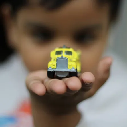 صورة تعبر عن طفل يريد كل شيء لنفسه