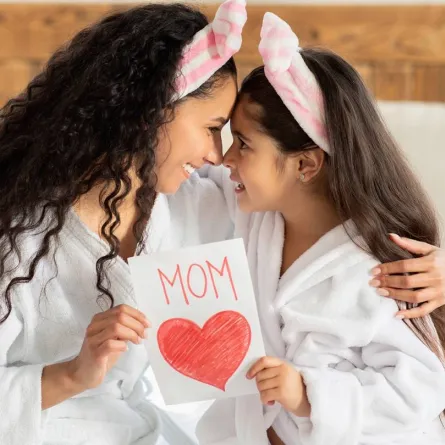 صورة لطفلة تعبر عن حبها لأمها من صنع يديها