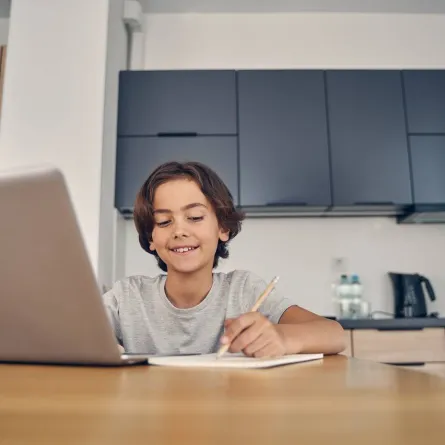 طفل يراجع دروسه