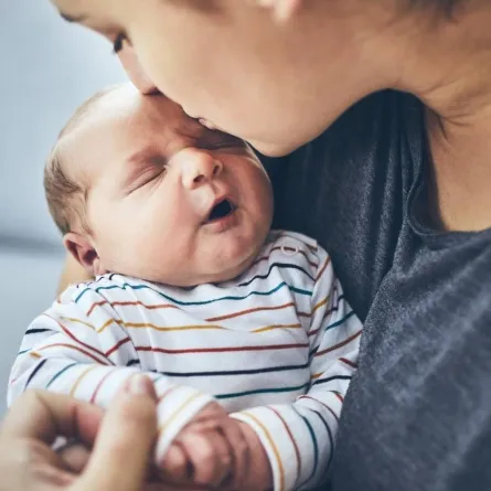 صورة لمولود في حضن أمه