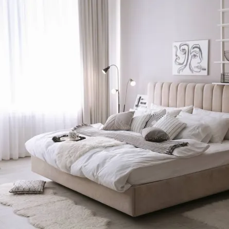 ديكورات بسيطة في غرفة نوم الزوجين الصغيرة  