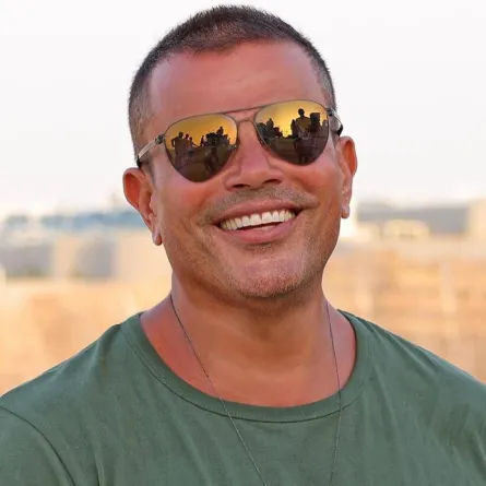 عمرو دياب بنظارة شمسية أنيقة  