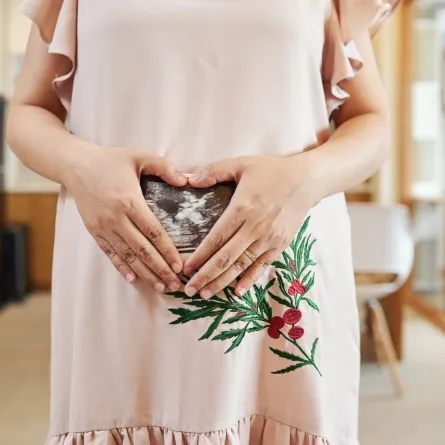 صورة لحامل مع تشخيص الجنين