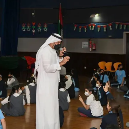 النقيب يعقوب يوسف الحمادي مع الأطفال. الصورة من تويتر شرطة أبوظبي