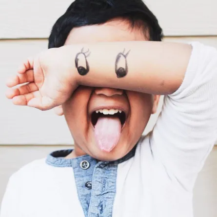 صورة لطفل يمارس سلوكاً محرجاً