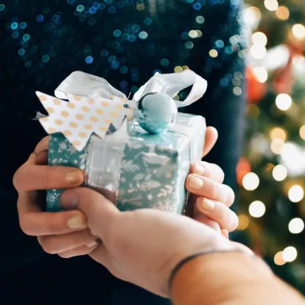 في يوم الأمّ، تقدّم الهدايا الشخصيّة لها