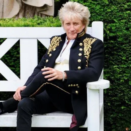 من أجل سيارته الفيراري.. رود ستيوارت يأخذ الأمور على عاتقه ويُصلح حُفَر الشارع بنفسه