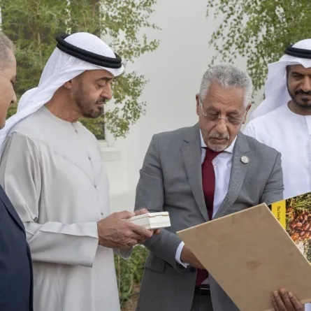 رئيس الوفد يهدي الشيخ محمد بن زايد أحدث إصدارات الجائزة. الصورة من "وام"