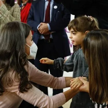 الملكة ليتيزيا مع أحد الأطفال- الصورة من موقع Casa Real