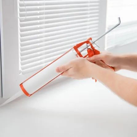 السيليكون يسدّ الفجوات بين النوافذ