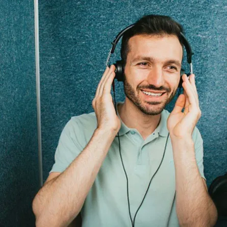 ارتداء سماعات الأذن لفترات طويلة يضعف السمع 