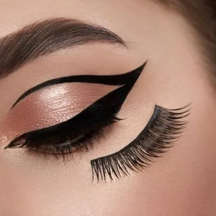 مكياج ذهبي للعروس بأسلوب عين القطة