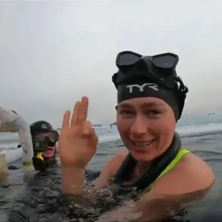 فرنسي يسجل رقما قياسيا في السباحة تحت الجليد