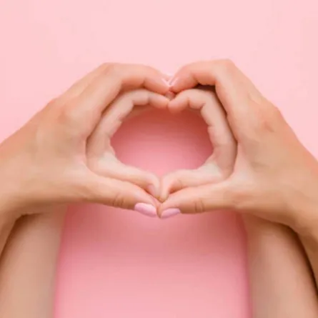 صورة لأيد أم وطفلها يرسمان قلب